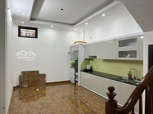 1nhà ra mặt phố kinh doamh sầm uất, nhà đẹp dân xây full nt. ngõ thông. dt 25m 5t mt3m giá 7,5 tỷ