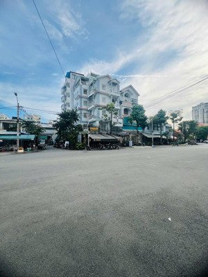 căn góc 2 mặt tiền. ngang 20m. ngay lâm văn bền (20 x 12m) - 1 hầm + 5 tầng. đường rộng 30m