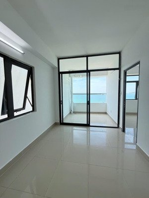 bán căn lớn 3 ngủ viêw chính biển tầng trung đa dạn đủ loại căn