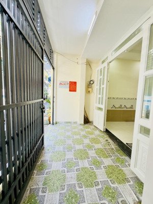 . chủ bán gấp nhà 2 tầng kiêng cố - mới đẹp ở ngay - gần mặt tiền - hẻm đẹp an ninh dân trí cao -