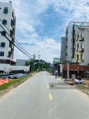 đất mt đường võ văn hát ~ 4m*23m = 92m2. ctxd : 1 hầm 6 lầu. ngay trường đh tài chính marketting