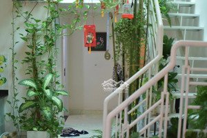 nhà mặt phố, 100m2, 2pn có sân trước, sân sau, giếng trời thoáng mát, gần dh mở, bhx