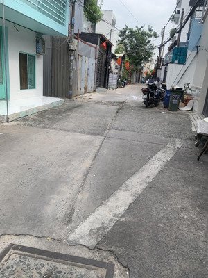 bán nhà dãy trọ 8.3x18m, có 10 phòng trọ, cho thuê 25tr, 1/ nvq, hẻm 5m xe hơi, đht, q12