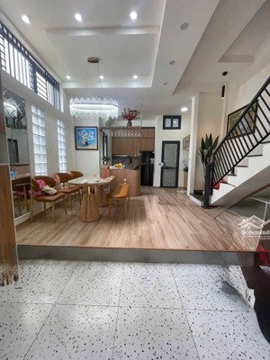 gia đình cần bán nhà 5 tầng x 40m2, chỉ 13m ra mặt phố kim mã, mặt tiền 4.5m, giá 9 tỷ