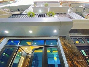 nhà vip nguyễn hoàng gần bến xe mỹ đình, đh thương mại.
4 tầng, mt 5.9m, thiết kế như khách sạ