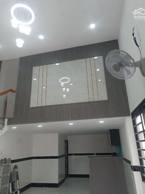 cần bán nhà còn mới 1/ ql1a vào 50m 1 trệt 1 lửng 2 phòng ngủ 2wc sát cầu vượt quang trung