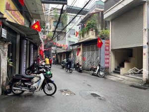 siêu phẩm - trần khát chân - ôtô đỗ - gần phố - ngõ thông - thoáng sáng.