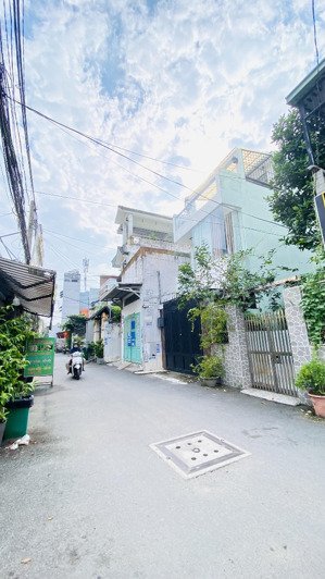 nhà 3 tầng. hẻm xe tải.hẻm thông kinh doanh được. gần chợ hiệp bình-phạm văn đồng. nhà đẹp.sổ sạch