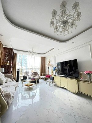 siêu mẫu mới hót hét cho khách luôn ah thiết kế hiện đại