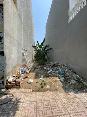 cần bán gấp lô đất ngay sau lưng ttyt dĩ an dt 63m2 giá chỉ 2 tỷ 380 sổ sẵn full thổ cư ngay dt743b