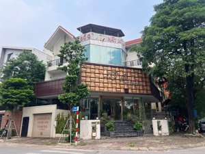 cho thuê mbkd lô góc trần kim xuyến,dt 220m,mt lô góc 30m,giá thuê 180tr/tháng,phù hợp mọi mô hình.