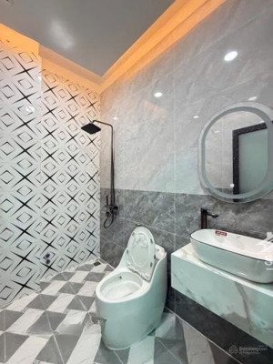 cần tiền bán gấp căn nhà đang cho thuê lâu năm ở đường nguyễn trãi, p. 2, quận 5