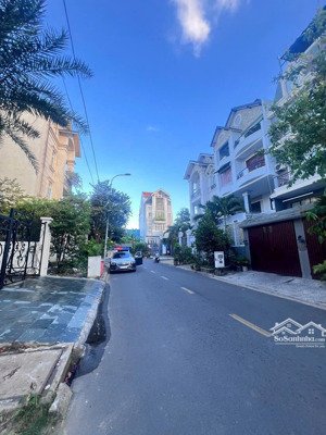 mặt tiền ngay cụm quốc hương, kế xuân thủy. dt(8.6x25m). ctxd: hầm. trệt. lửng. 4 tầng. thang máy.