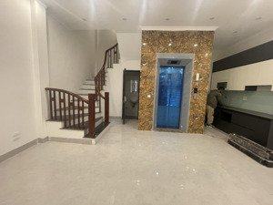 nhà lệ mật thang máy, 3 phòng ngủ rộng khép kín, cách 1 nhà ra mặt phố ô tô tránh, mt lý tưởng