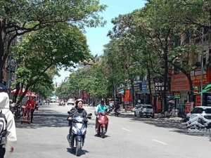 bán nhà mặt phố lê thanh nghị hbt dt 139m,5 tầng, mt 16m.
ô tô tránh - 3 ô tô vào nhà.