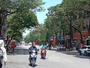 bán nhà mặt phố lê thanh nghị - nguyễn hiền dt 139m,5 tầng, mt 16m.
ô tô tránh - 3 ô tô vào nhà.