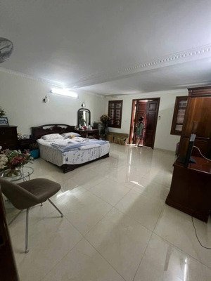 nghi tàm, tây hồ. dt 80m² x 4 tầng, mt 5,3m, giá 29,5 tỷ. mặt phố kinh doanh.