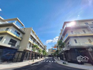 bán nhà phố thương mại 1 trệt 2 lầu 1 sân thượng. ngay làng đh qg tphcm, cạnh trung tâm thương mại