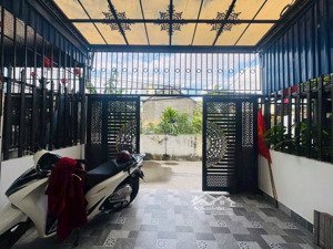 duy nhất căn sân cổng ngõ thông siêu thoáng tại hoàng mai - đồng thái
ngõ thông ô tô đỗ cửa