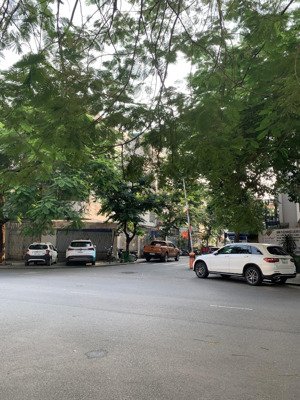 chính chủ cần bán gấp liền kề trong khu đô thị văn quán- lô góc mặt tiền 16m - cạnh vườn hoa.