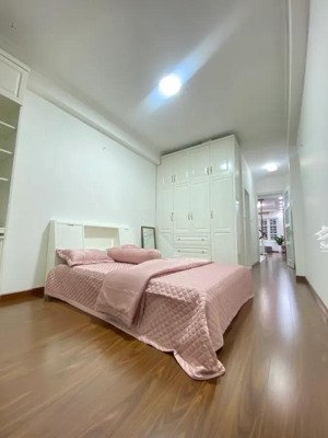 gia đình cần bán gấp căn nhà tại hoàng cầu, ô tô đỗ cửa, nhà 5 tầng, 54m2, gần hồ