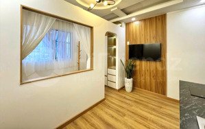 phòng rộng tách bếp cửa sổ thoáng sàn gỗ nội thất tone gỗ cao cấp ở phan xích long sát bình thạnh