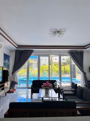 cho thuê biệt thự có hồ bơi, 5pn, 6wc, giá 60 triệu, 400m2 view đẹp, uy tín