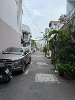 biệt thự sân vườn quận 2, 120m2 ngang 7m, xe hơi đậu sân, chỉ 8.x tỷ