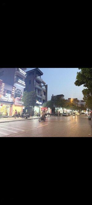 hot nhà đẹp thạch bàn- ô tô đỗ cửa ở ngay- gần phố- ngõ thông- tiện ích bạt ngàn