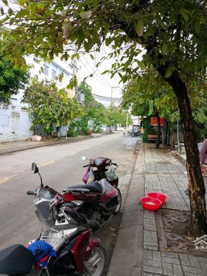 đất mt tx24 kinh doanh siêu thuận lợi . dt 85m2 đường trước nhà 10m vỉa hè 2 bên , giá chưa tới 6ty