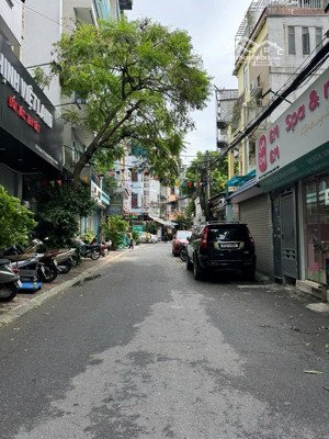 phải thật nhanh tay . căn nhà 6 tầng thang máy ,2 thoáng trước sau. 7 chỗ vào nhà p.hoàng quốc việt