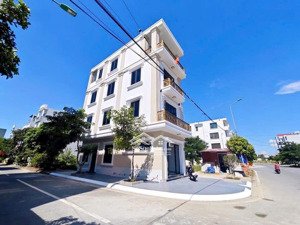 bán nhà lô góc 2 mặt tiền đường vỉa hè rộng 21m