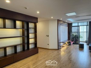 bạn thân gửi bán căn chung cư 3 ngủ 136m2 chung cư new skyline văn quán.