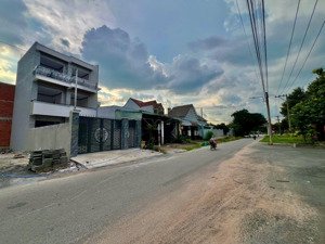 nhà mới 100% 2 lầu đối diện cổng trường. đường nhựa 8m vị trí đẹp tuyệt vời. 4p ngủ 3wc sân 2 ôtô