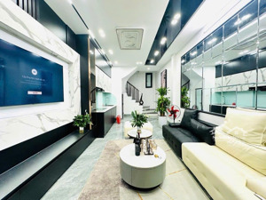 bán nhà trung tâm cầu giấy-gần hồ tây-nhà đẹp 5 tầng đủ công năng 36m2-mt 4m giá 7.9 tỷ