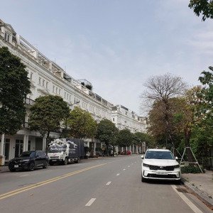 chính chủ bán nhanh liền kề louis xây thô mặt ngoài gần ngay công viên 1.2ha