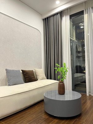 cần cho thuê gấp căn 2n1 tại masteri west heights smart city giá 12tr ( có bớt nếu thiện chí )