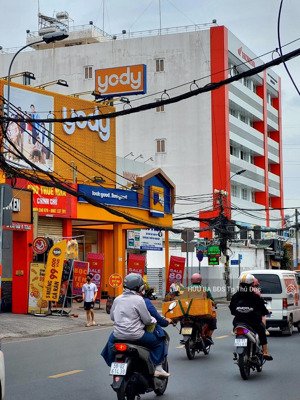 nhà vuông vức 2 lầu mặt tiền kinh doanh lê văn việt ngang 4.6m giá 11.5 tỷ .