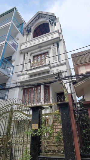 tòa nhà 4 tầng 12 phòng (5x20m), có thang máy. dòng tiền 1,2 tỷ/năm. cách sân bay 600m - 19,8 tỷ