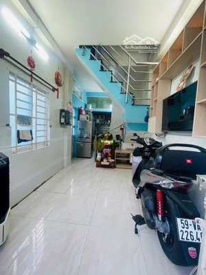 chính chủ. nhà 1 trệt 2 lầu sân thượng. 2 mặt hẻm thông thoáng. xe hơi tới nhà . lê đức thọ p17 gv