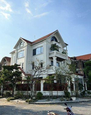 bán biệt thự view vườn hoa , đơn giá rẻ nhất kđt văn phú chỉ 150 tr / 1m2 .