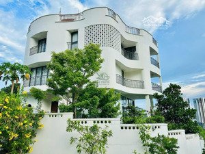 cho thuê villa hiện đại có view toàn cảnh vịnh nha trang và núi cô tiên 5 phòng ngủ giá 70 triệu