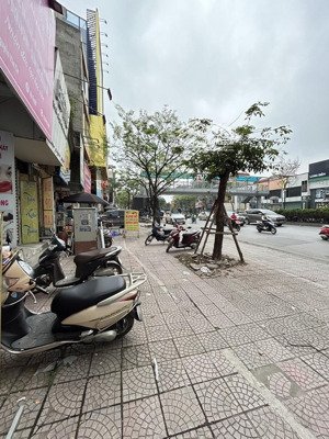 chính chủ cần bán gấp nhà hai tầng mặt phố ngô gia tự dt 95m2 , mt 4.5m vị trí trung tâm kinh doanh