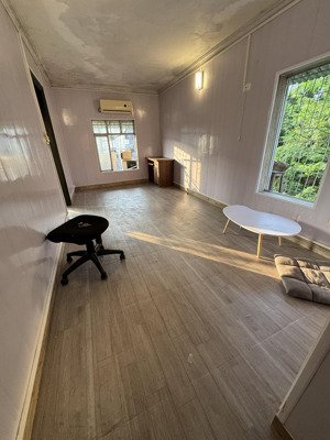 cho thuê căn hộ tập thể bách khoa rộng 40m², tầng 5, 3 phòng ngủ, 1 wc, căn đầu hồi 3 mặt thoáng