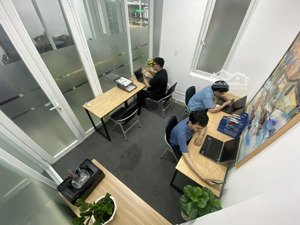 văn phòng có cửa sổ riêng cho 3-4 người ngồi, sẵn bàn ghế vào làm ngay