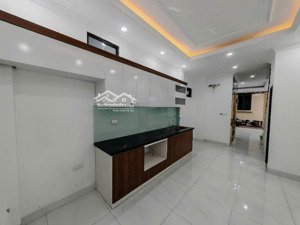 nhà mới kính coong 6,5 tỷ , lô góc 6 tầng ,thang máy êm ru , ô tô đỗ cửa đại cát, liên mạc, btl