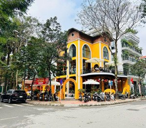 siêu phẩm.cho thuê nhà phố trung hoà.diện tích 180m2 x 4 tầng,mặt tiền lô góc 30m,giá 180tr/ tháng