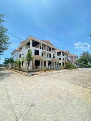 bán biệt thự thô đường hùng vương bà rịa 200m2 thổ cư 100% sổ hoàn công 3 tầng giá 4 tỷ 200.