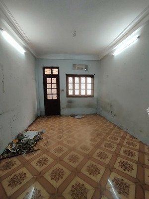 hàng hiếm phố dương văn bé , dt 28m , đi bộ 20m là ra luôn mặt phố .