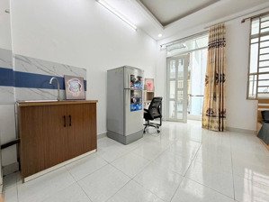 phòng ban công cho thuê giá tốt gần chợ hoà hưng mặt tiền cách mạng tháng 8 quận 10